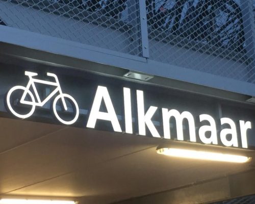 verlichte doosletters bij het station van Alkmaar met een fietsje