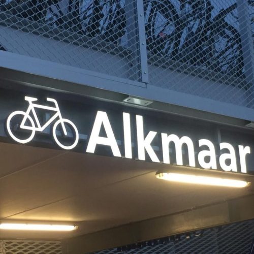 verlichte doosletters bij het station van Alkmaar met een fietsje